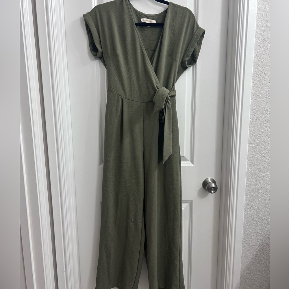 Olive green jumpsuit size medium 
Worn twice, basically new